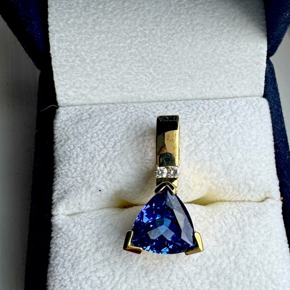 Tanzanite and diamond pendant